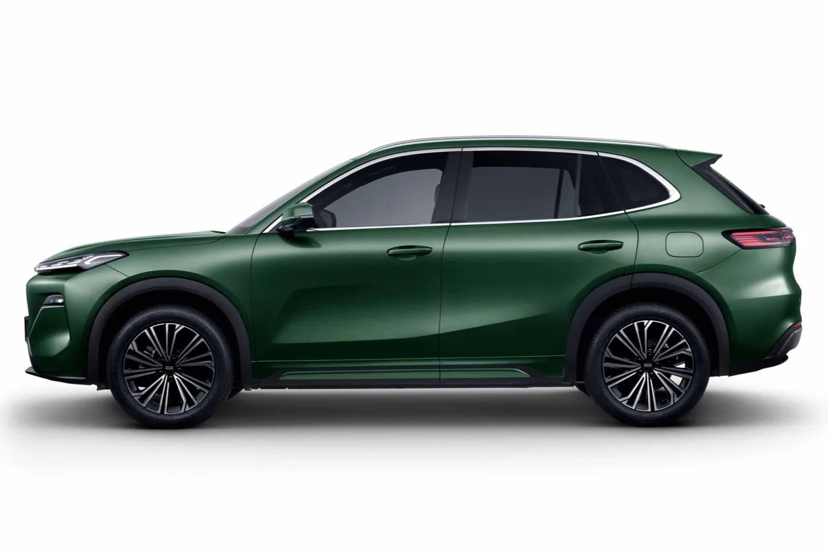 2026 Geely Starray EM-i PHEV side view in Jungle Green
