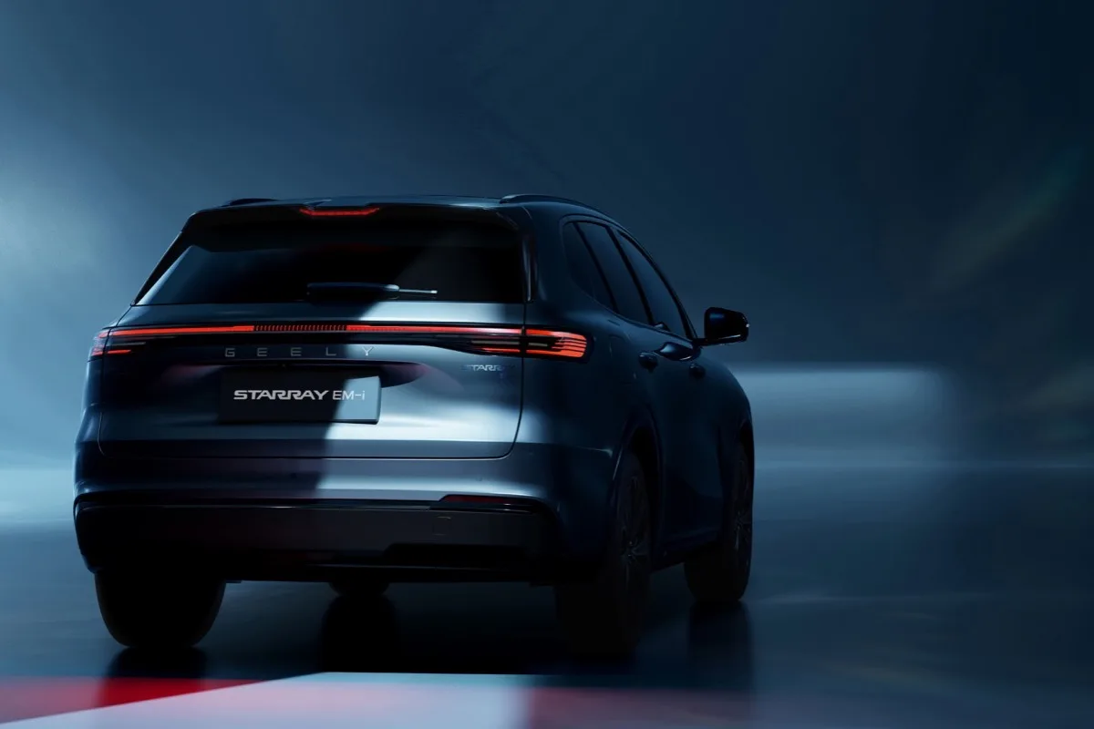 2026 Geely Starray EM-i Inspire PHEV side profile in Cloudveil Silver