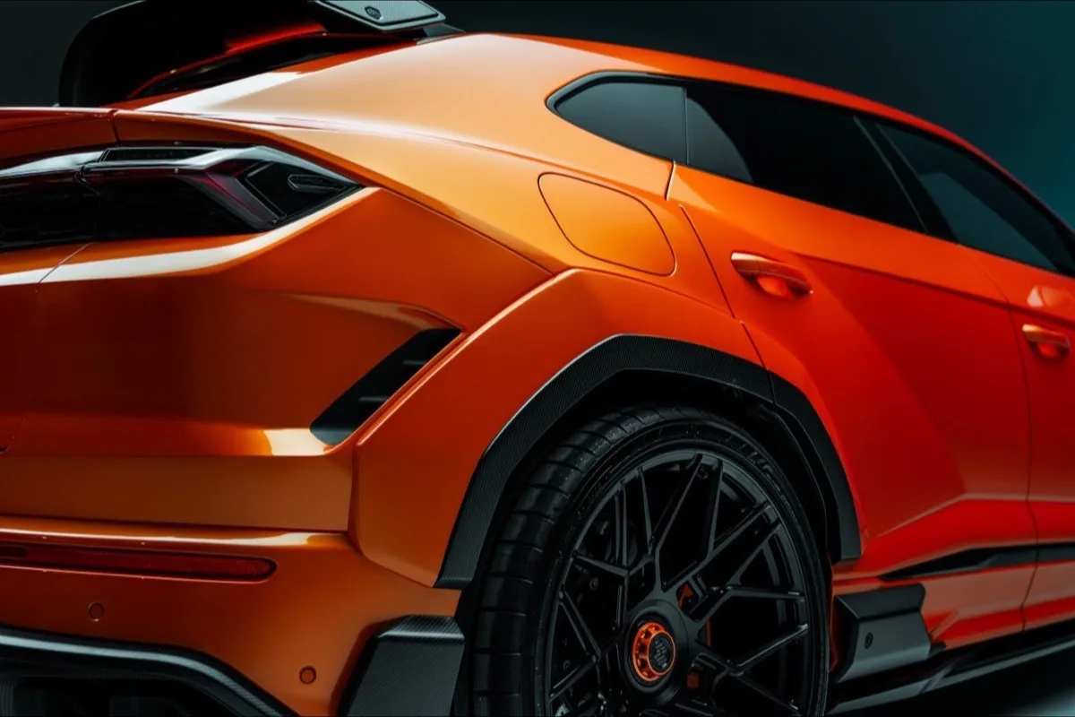 2026 Lamborghini Urus SE Widetrack rear-left quarter panel showing widened carbon fibre fender flares and taillight