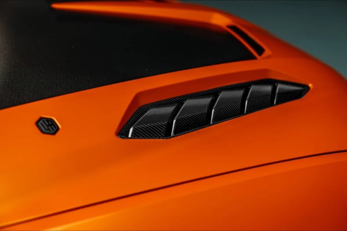2026 Lamborghini Urus SE Widetrack carbon fibre bonnet detail showing Aventador SVJ-inspired louvred vents and Urban badge