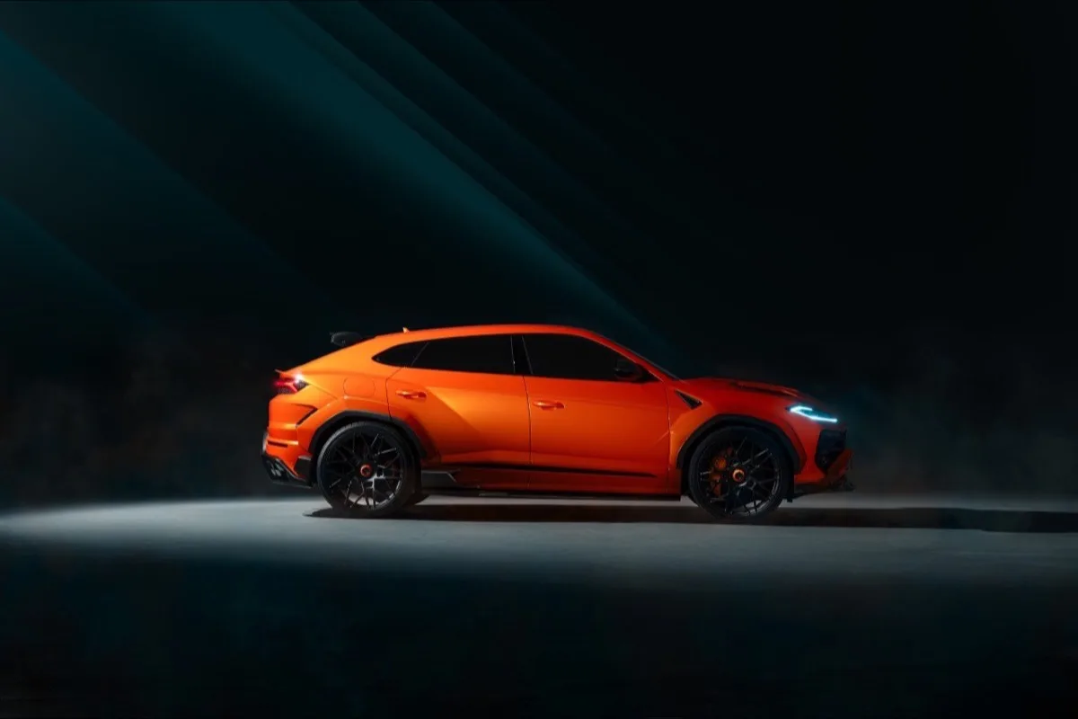 2026 Lamborghini Urus SE Widetrack complete side profile showing full Widetrack silhouette in studio lighting
