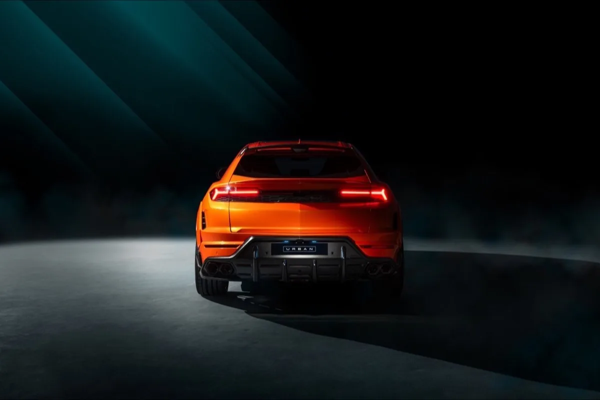 2026 Lamborghini Urus SE Widetrack dead-centre rear view with taillights lit showing carbon diffuser and quad exhausts