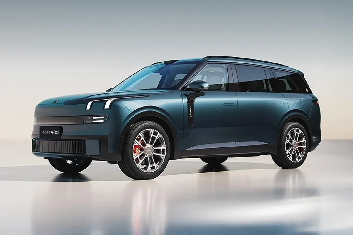 2026 Lynk & Co 900 estate wagon, front three-quarter view