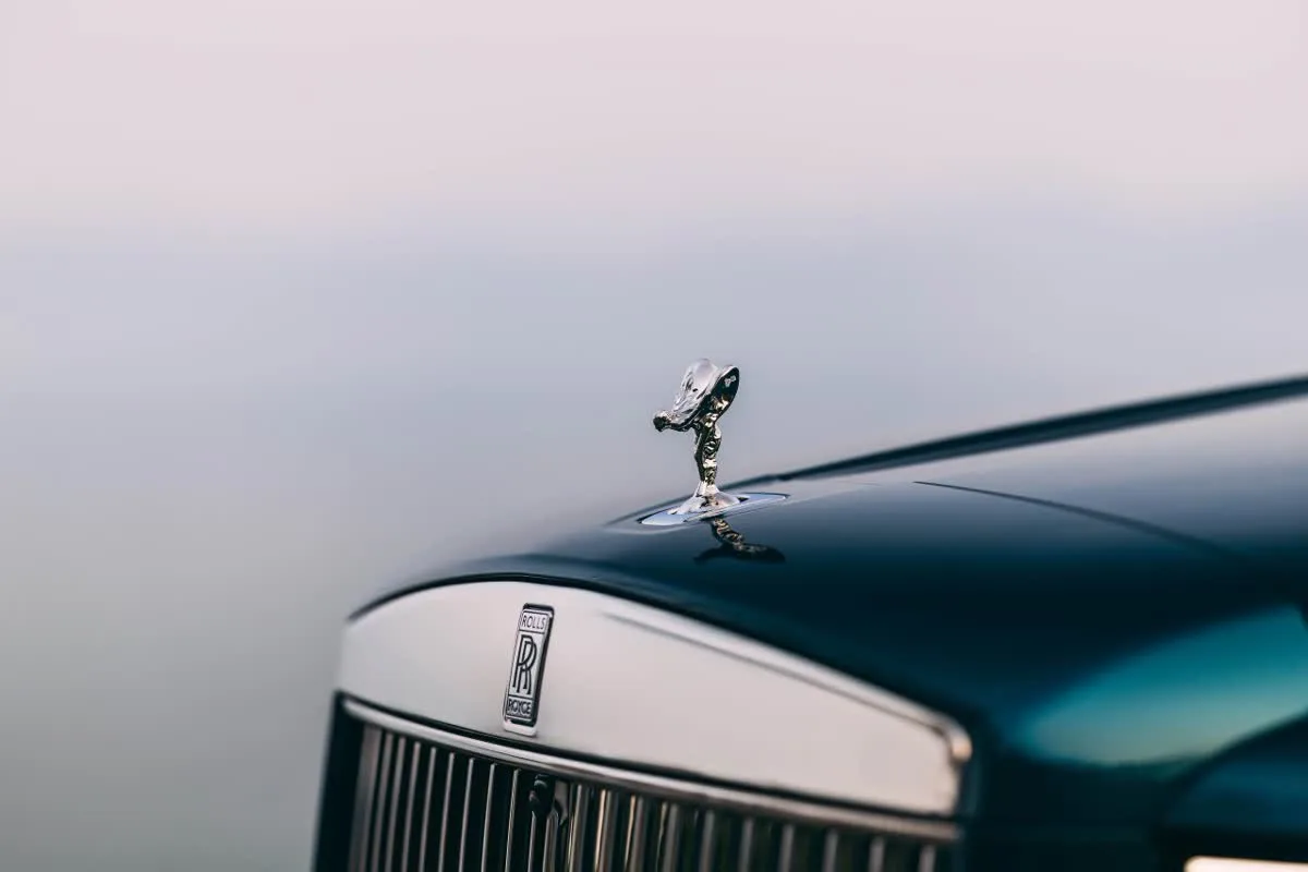 Spirit of Ecstasy on Rolls-Royce Cullinan Yachting Dark Silk Teal