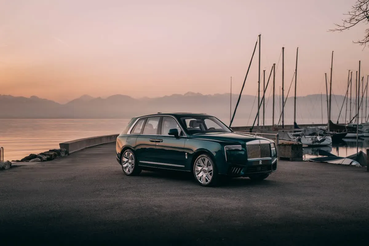 Rolls-Royce Cullinan Yachting East Dark Silk Teal marina