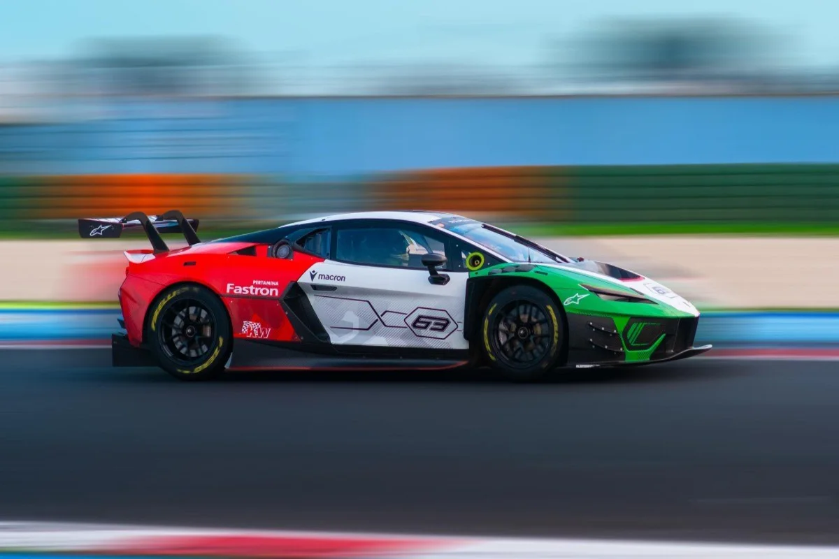 Lamborghini Temerario GT3 in Italian tricolore livery at speed