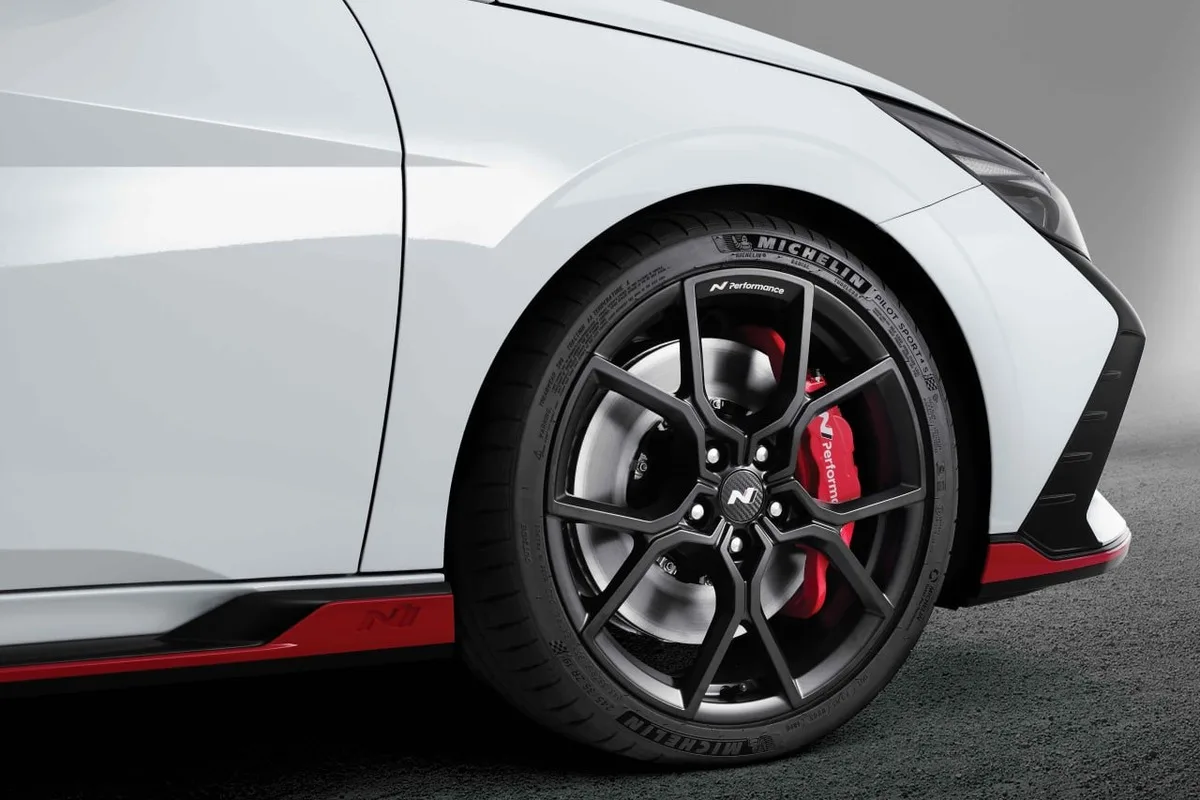 19-inch matte black forged alloy wheel and red brake caliper for the Hyundai Elantra N