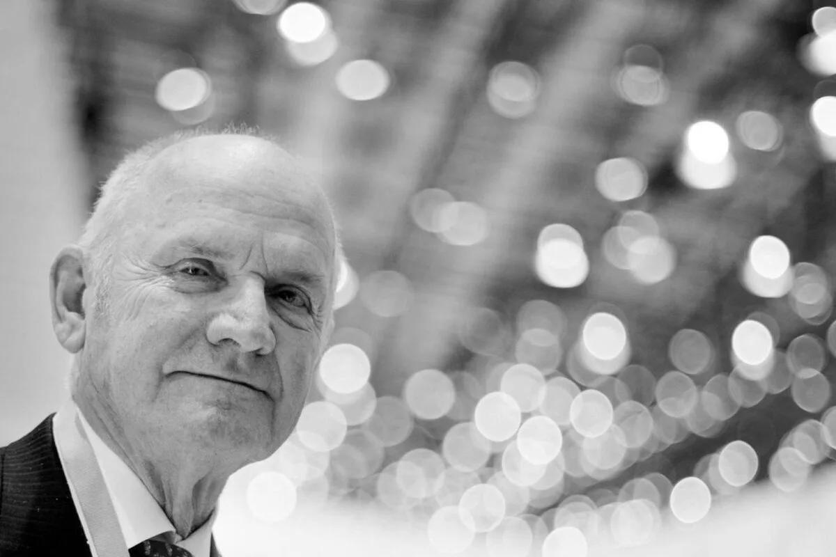 Black and white portrait of Ferdinand Karl Piech in a suit and tie at an event