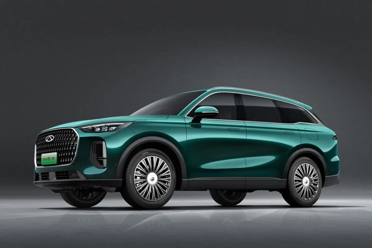 2026 Chery Tiggo 9 CSH front three quarter studio view in metallic teal with large grille and slim LED headlights