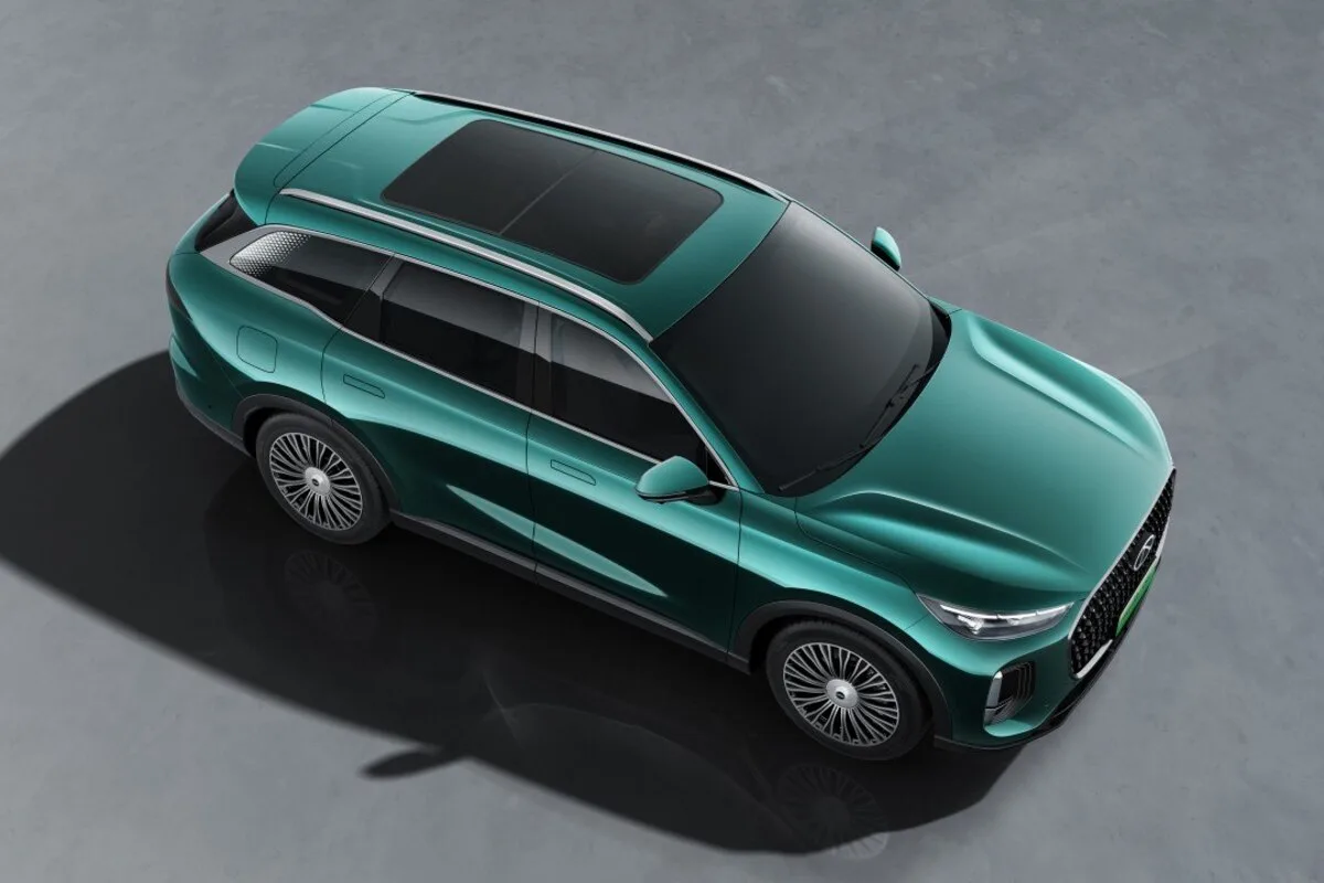 2026 Chery Tiggo 9 CSH high front three quarter view in metallic teal with panoramic roof and turbine alloy wheels