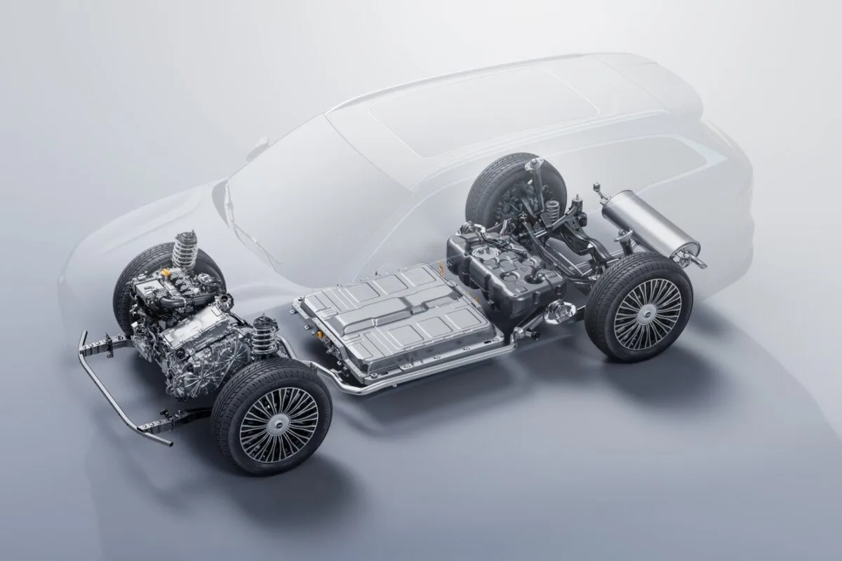 2026 Chery Tiggo 9 CSH hybrid platform cutaway showing front engine, underfloor battery, and chassis layout