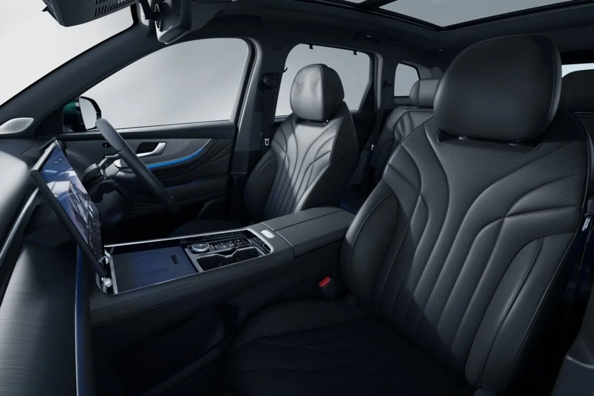 2026 Chery Tiggo 9 CSH interior with black leather seats, portrait touchscreen, and panoramic sunroof