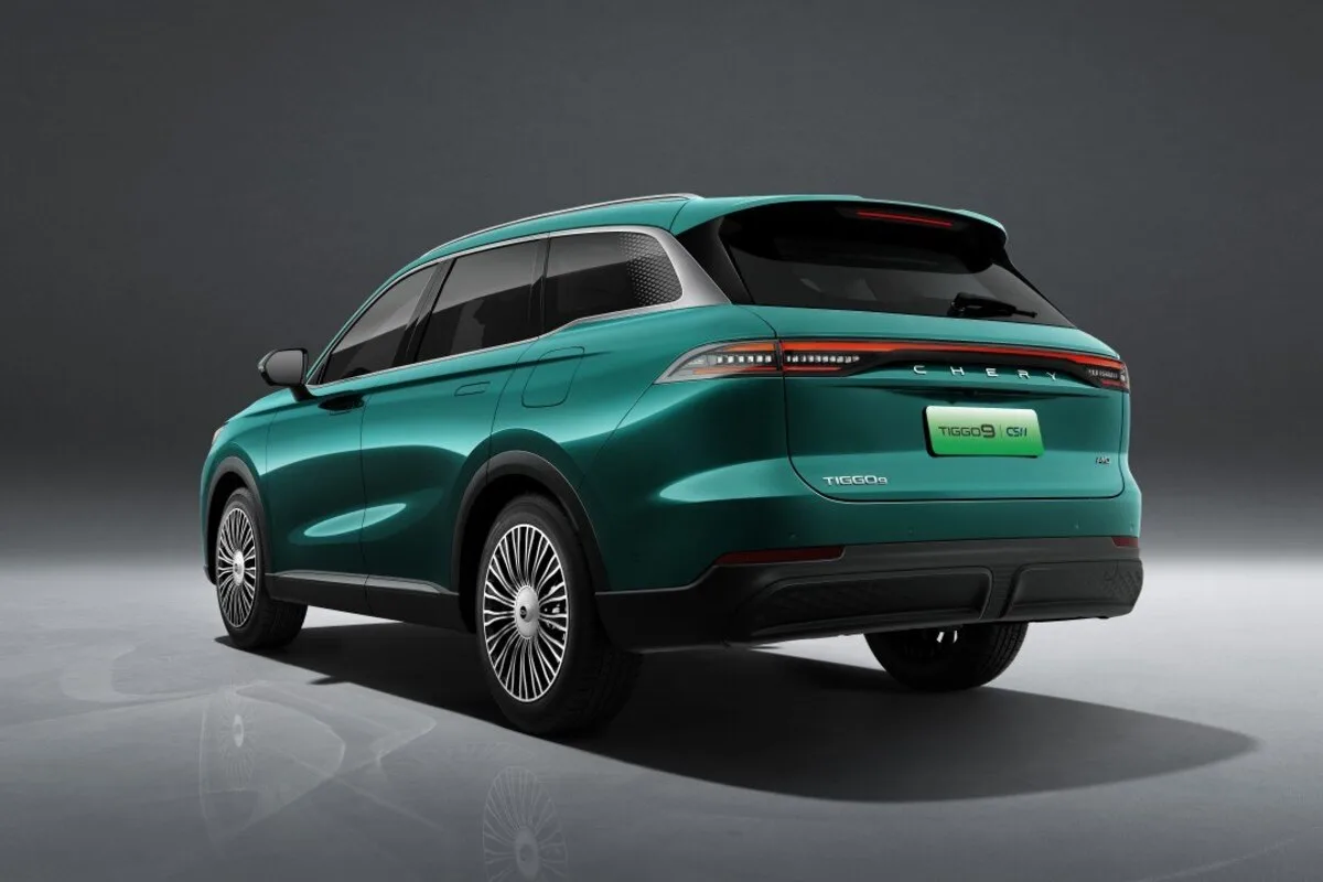 2026 Chery Tiggo 9 CSH rear three quarter studio view in metallic teal with full width rear light bar