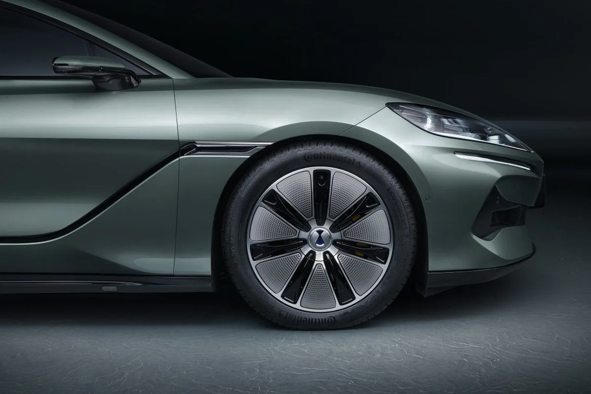 Close view of the 2026 DENZA Z9GT front wheel with aero wheel design