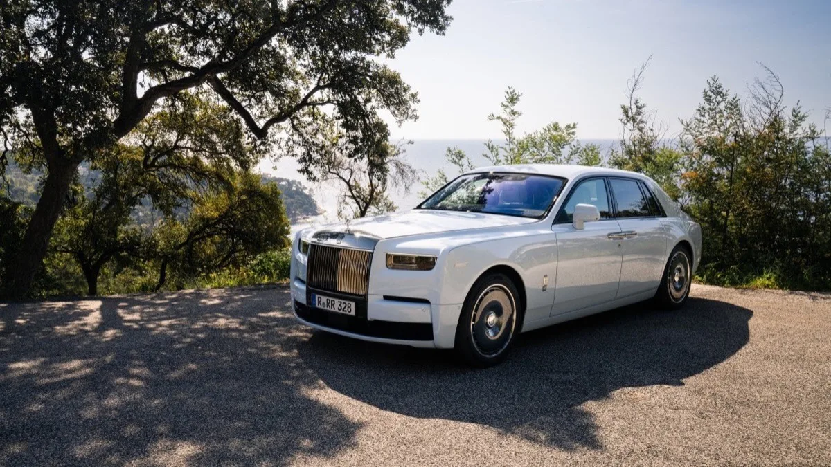 Rolls-Royce Phantom VIII three-quarter front view on French Riviera hillside with Mediterranean Sea behind
