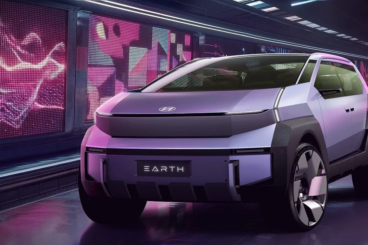 Front three quarter view of the Hyundai EARTH concept SUV in silver with angular bodywork and futuristic lighting