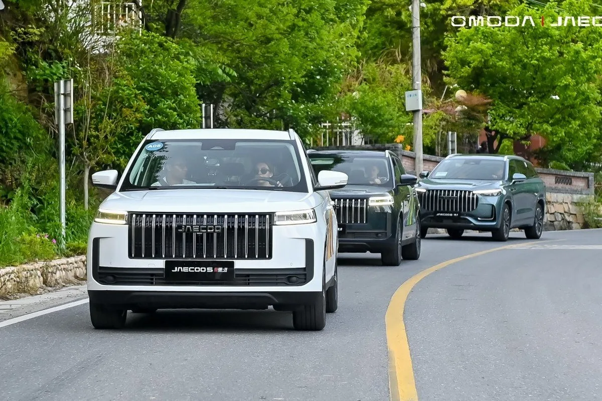 Jaecoo J5 SHS-H and related hybrid SUVs driving in the 9 Countries Super Hybrid Marathon
