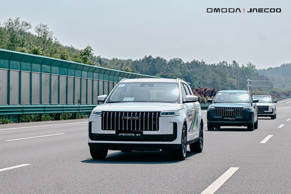 White Jaecoo SUV leading a highway convoy during the Super Hybrid Marathon