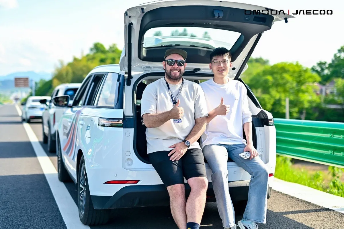 Participants seated at the open tailgate of a Jaecoo SUV during the Super Hybrid Marathon event
