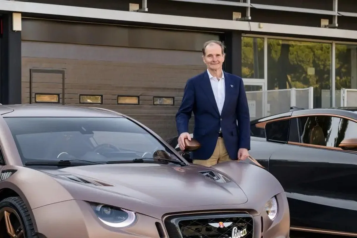 Luis Pérez-Sala standing beside a bronze Hispano Suiza Sagrera and a black Hispano Suiza hypercar outside a modern building