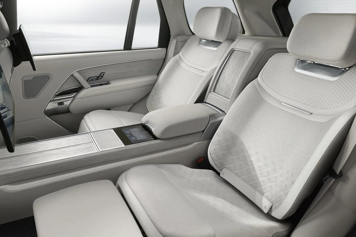 Range Rover SV Ultra rear cabin with two executive seats and centre console