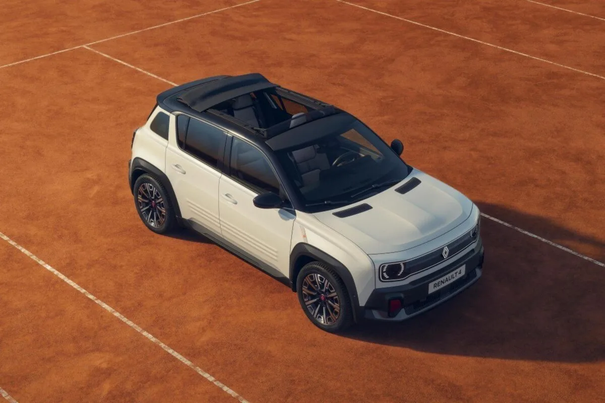 White Renault 4 show car with black roof on a clay tennis court
