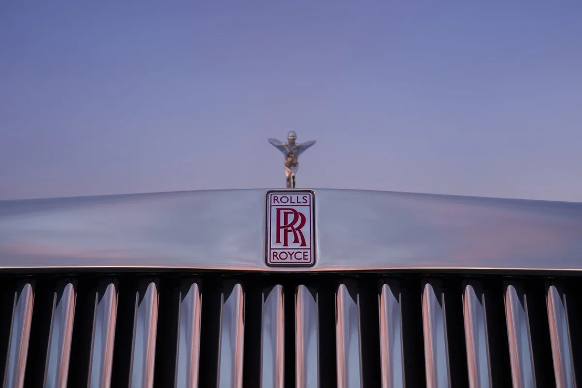 2028 Rolls-Royce Project Nightingale Spirit of Ecstasy and Pantheon grille detail