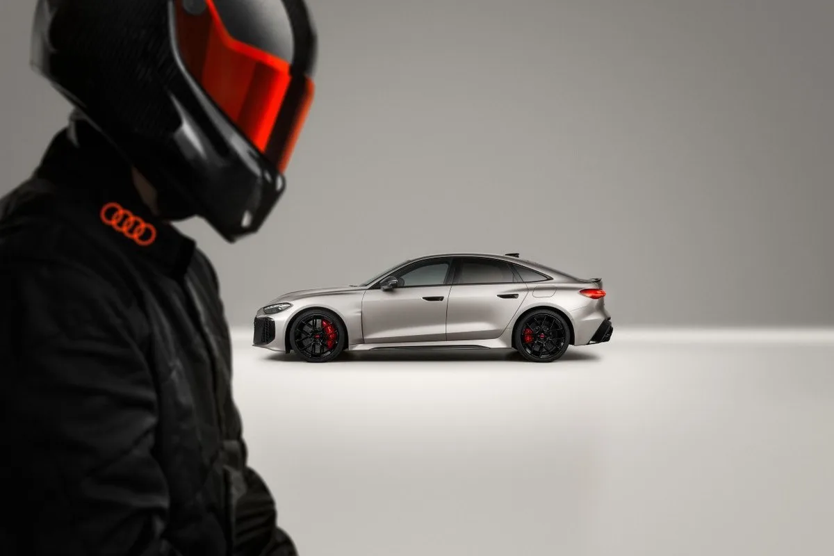 Helmeted Audi driver figure with the Audi RS 5 in profile