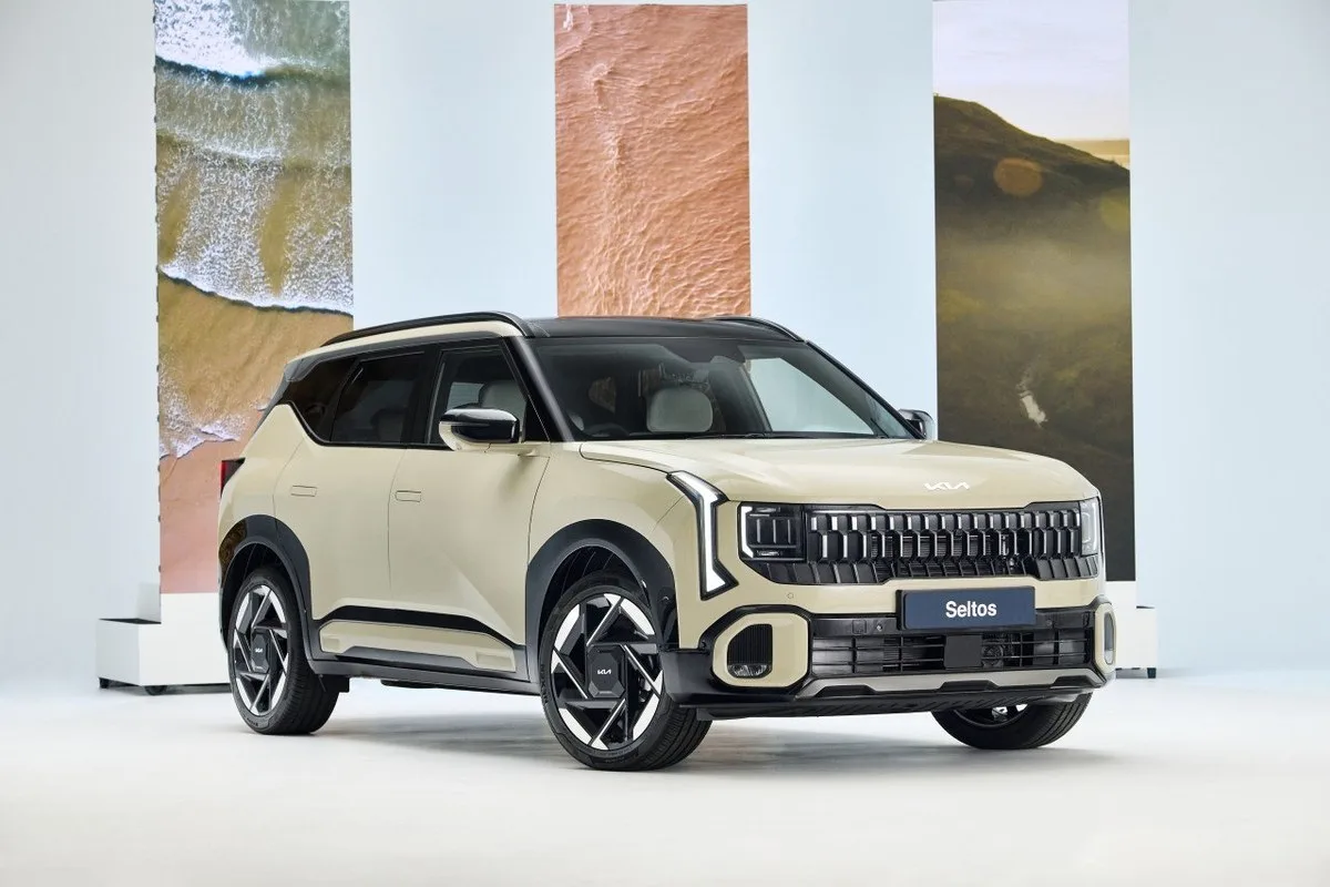 All-new Kia Seltos front three-quarter view in beige with black roof and star map lighting