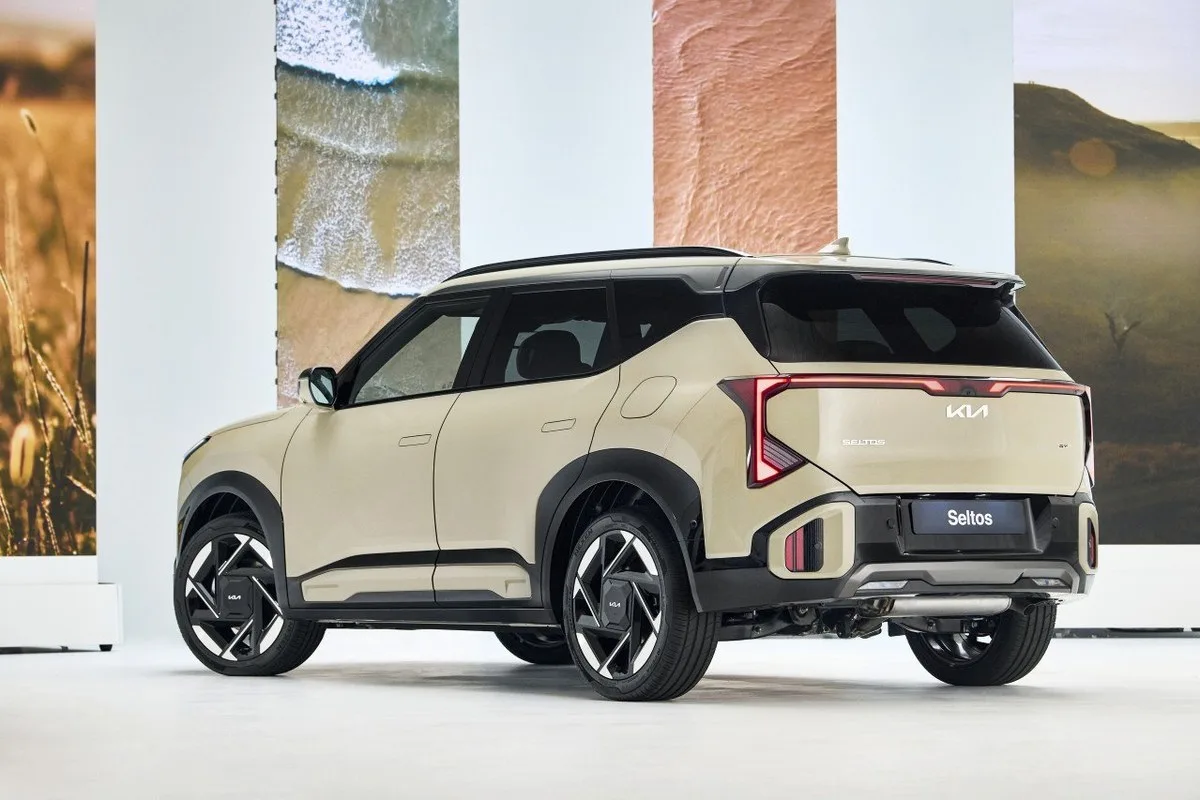 All-new Kia Seltos rear three-quarter view showing new tail-light design