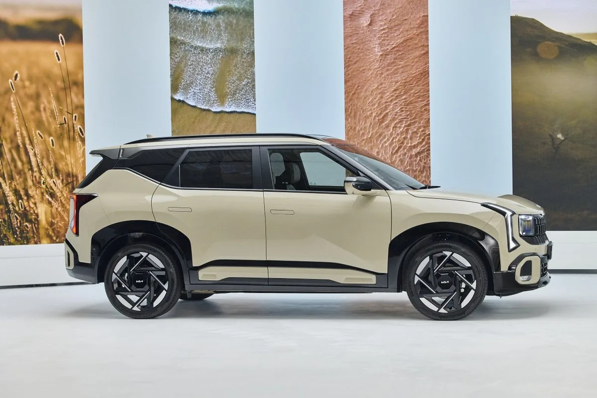 All-new Kia Seltos side profile showing longer wheelbase and two-tone roof