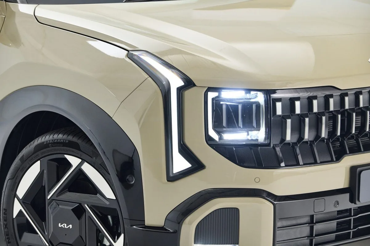 All-new Kia Seltos front lighting and 19-inch wheel detail