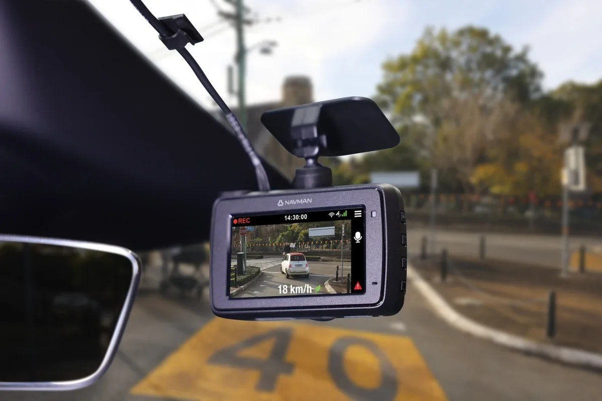 Navman dash cam windscreen-mounted dash cam above a 40 kmh road marking