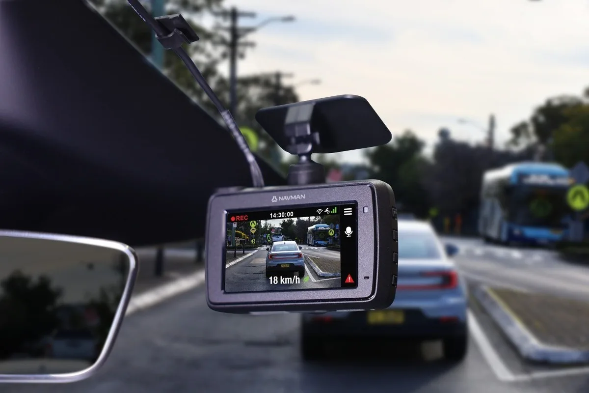 Navman dash cam windscreen-mounted dash cam with live road view