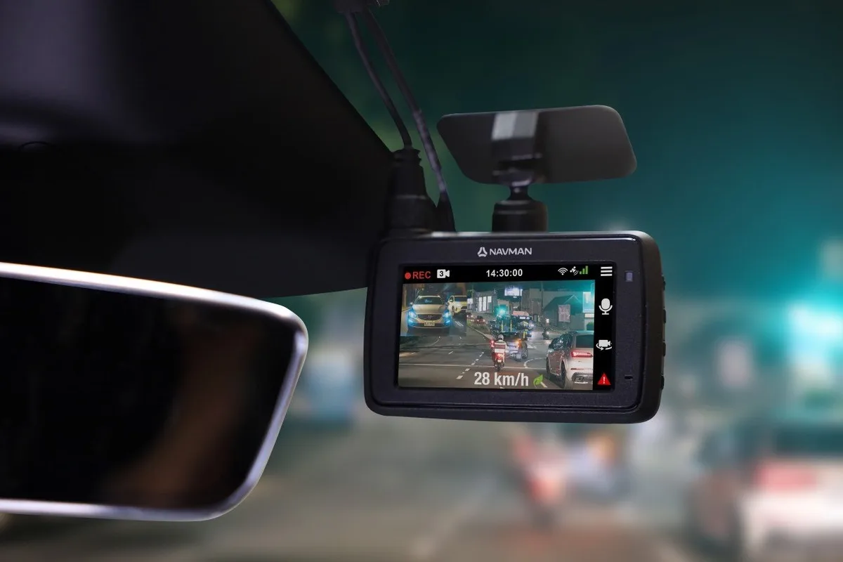 Navman dash cam windscreen-mounted dash cam with night traffic recording display