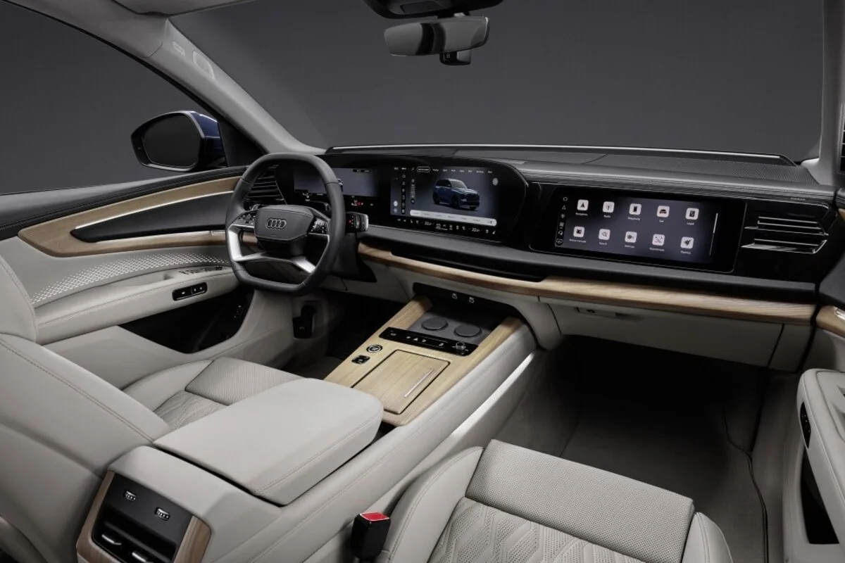 Audi Q7 curved OLED dashboard and passenger screen