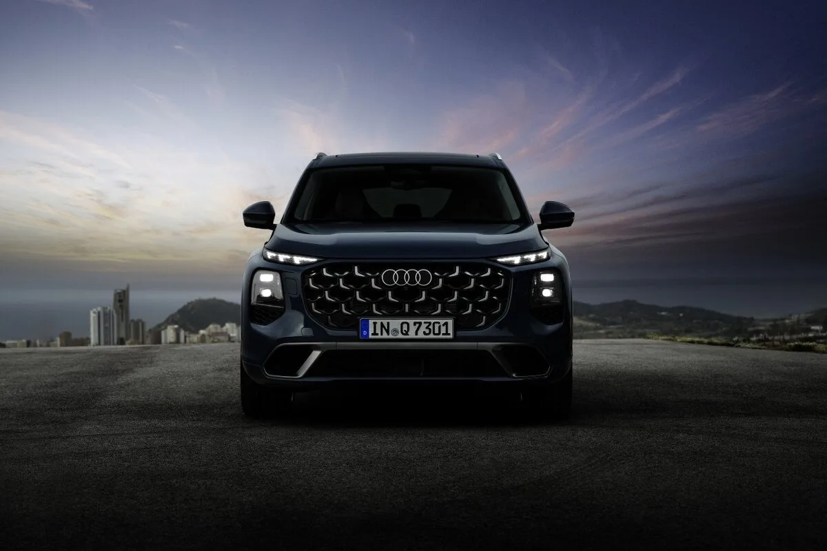 Audi Q7 digital Matrix LED front lighting at dusk