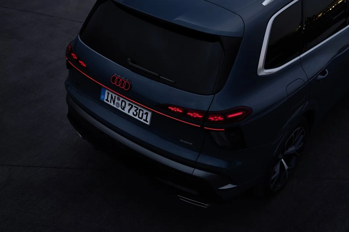 Audi Q7 OLED tail lights and illuminated Audi rings