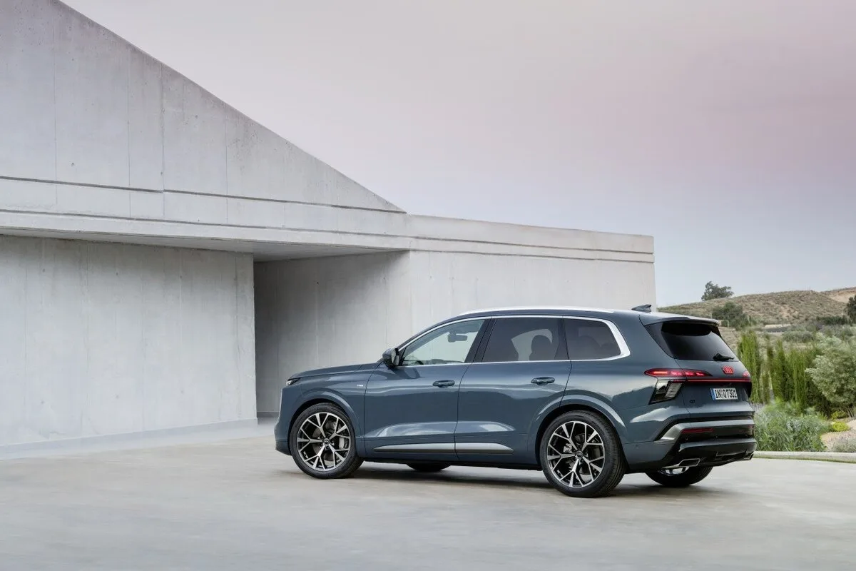 Audi Q7 rear three-quarter view with OLED tail lights