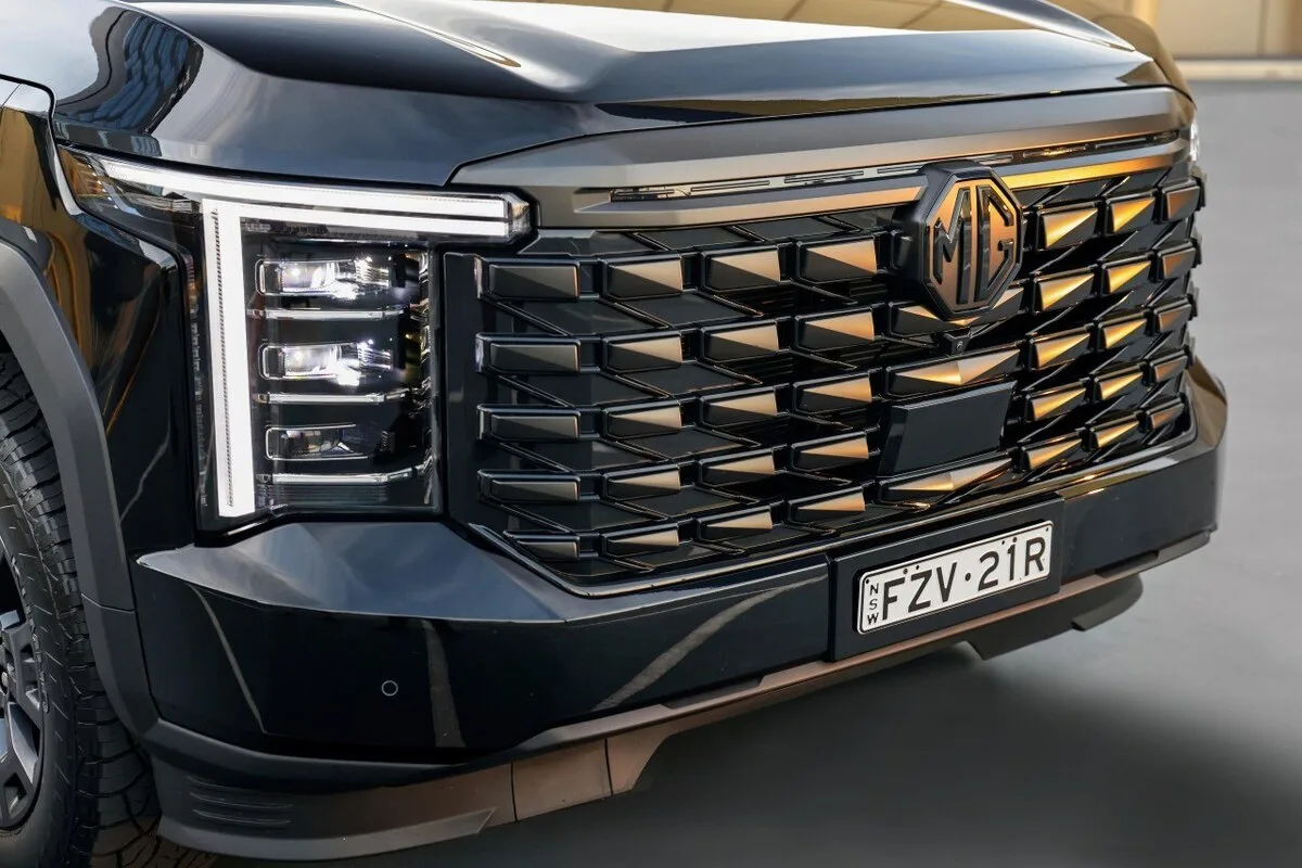 2026 MG MGU9 Black Edition front grille with black MG badge