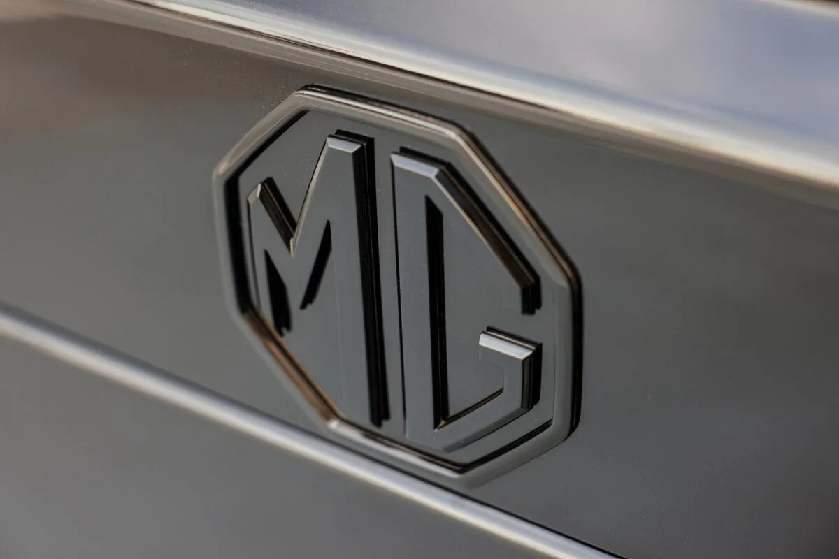 2026 MG MGU9 Black Edition black MG side badge detail