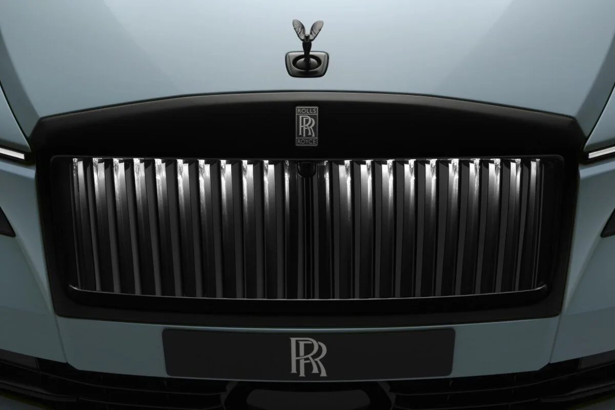 Close-up of the Rolls-Royce Spectre Series II Pantheon grille and Spirit of Ecstasy.