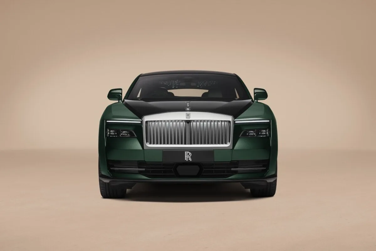 Black Badge Rolls-Royce Spectre Series II front view in green paint.
