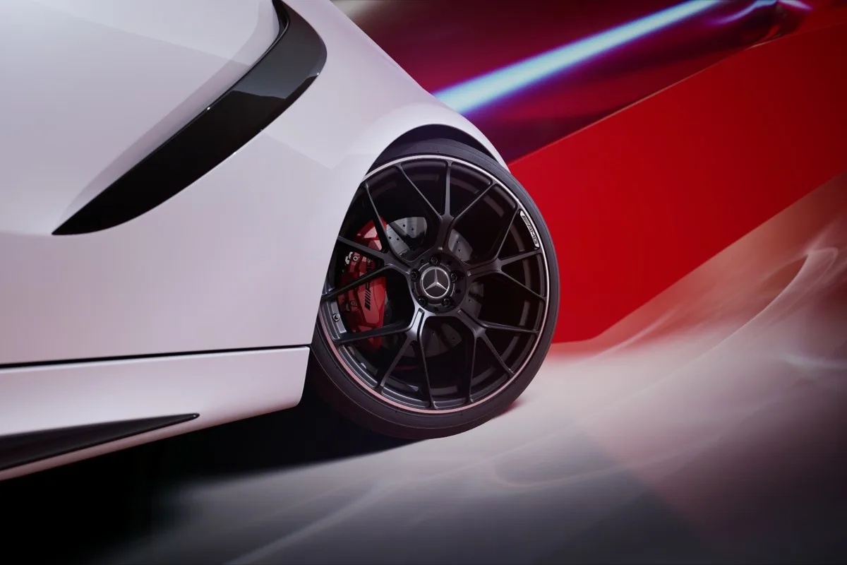 20-inch AMG cross-spoke forged wheel in matt black with red brake caliper