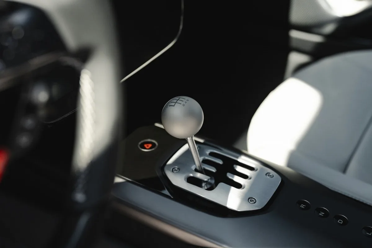 Ferrari 12Cilindri Manuale gated shifter with manual gear pattern on the knob