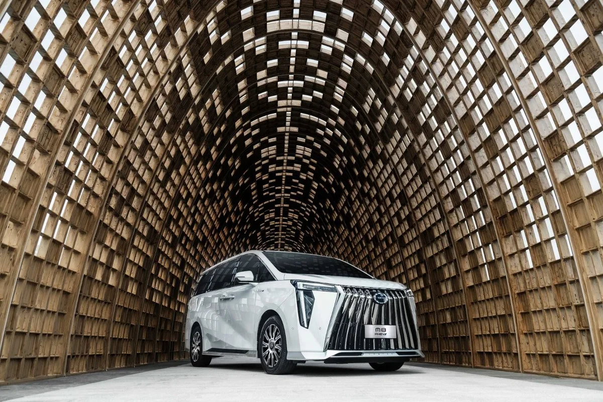 GAC M8 Luxury PHEV shown head-on under a timber arch