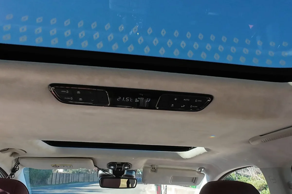 Roof console and panoramic glass roof in the GAC M8