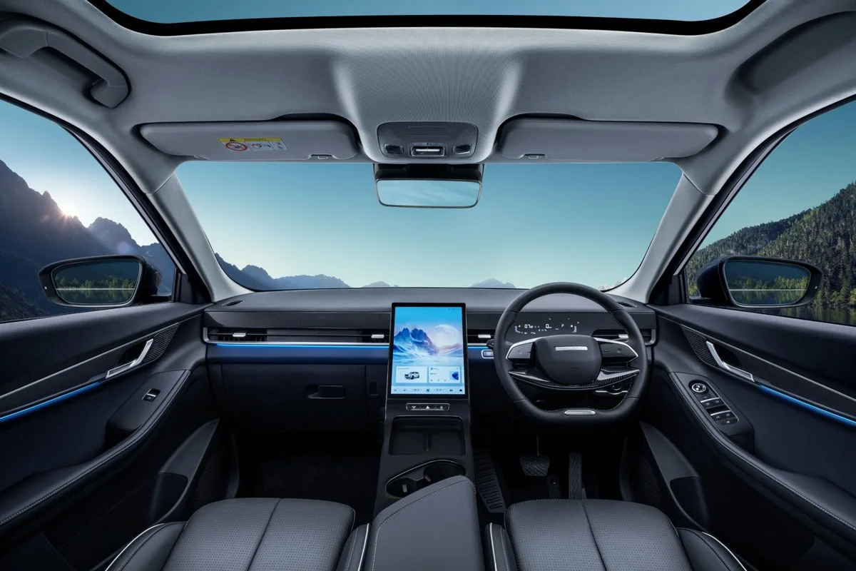 Jaecoo J5 Hybrid dashboard with portrait infotainment screen