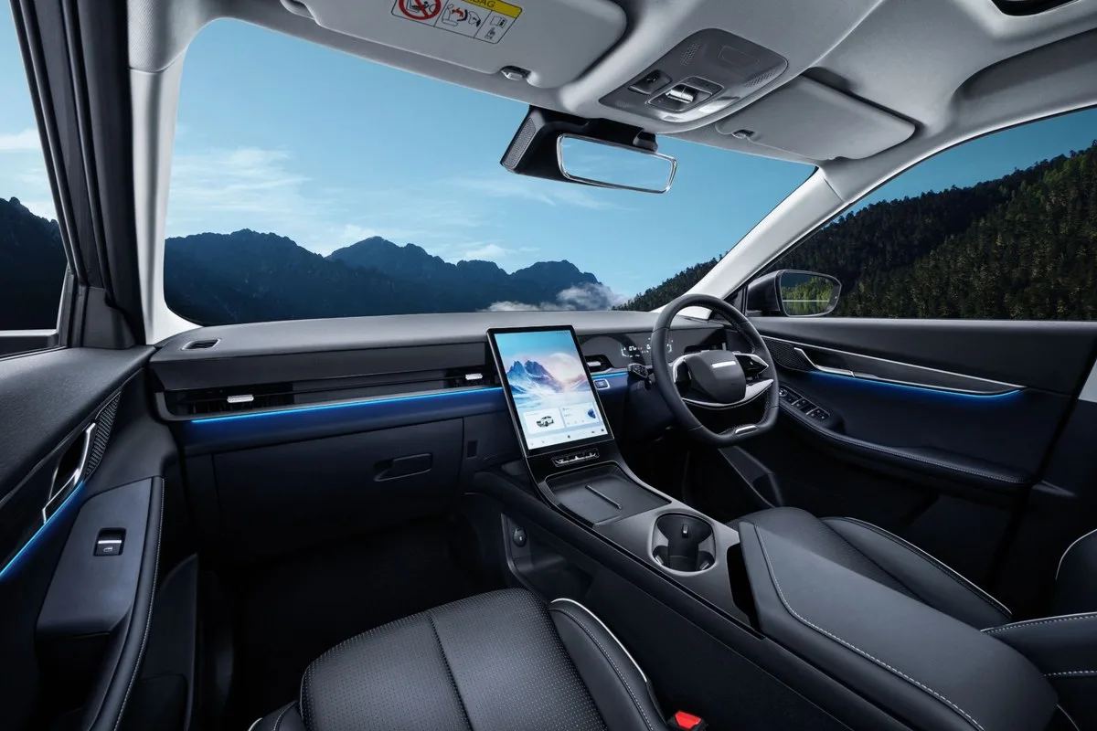 Jaecoo J5 Hybrid cabin and centre console with portrait touchscreen