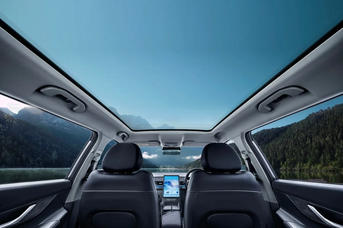 Jaecoo J5 Hybrid panoramic glass roof viewed from the rear seats